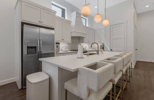 Montrose House | Sleeps 36 14BR/14BA 2 Homes Houston FIFA WC