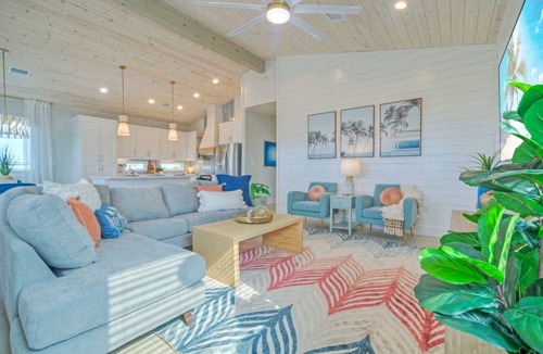 Port Aransas House | Sleeps 36! 3 Homes Side-by-Side w/Private Pools, Patio Lounge, 5 Mins to Beach