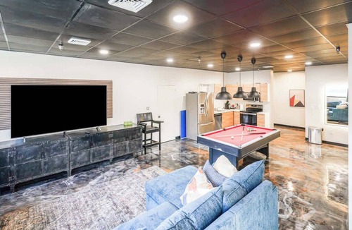 North Oakland Apartment | Sleeps 36 8bd/8ba 7 sofa beds. Big enough!
