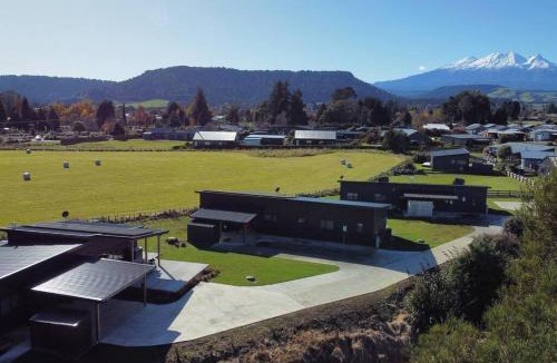 Ohakune House | Sleeps 36 people - 3 spas - 3 homes