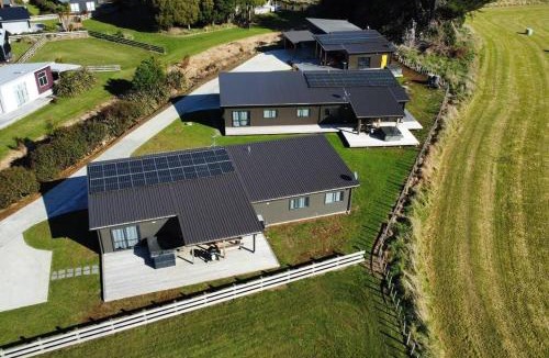 Ohakune House | Sleeps 36 people - 3 spas - 3 homes