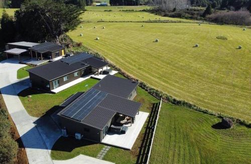 Ohakune House | Sleeps 36 people - 3 spas - 3 homes