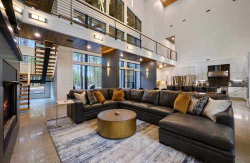Hochatown Cabin | Sleeps 38, Luxury Lodge, Gym, Golf, Theater & HotTub, children area, workstation