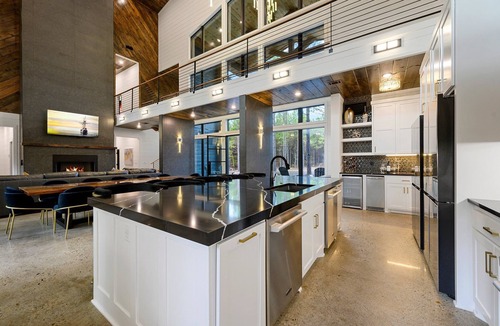 Hochatown Cabin | Sleeps 38, Luxury Lodge, Gym, Golf, Theater & HotTub, children area, workstation
