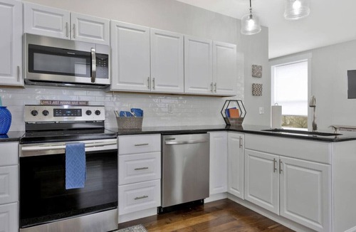 Dickson Apartment | *Sleeps 4* Downtown USA ~ Walkable Dickson Apt