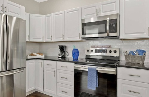 Dickson Apartment | *Sleeps 4* Downtown USA ~ Walkable Dickson Apt
