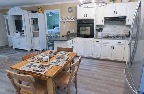 Idlewild House | Sleeps 4-Paradise Retreat with Pool!