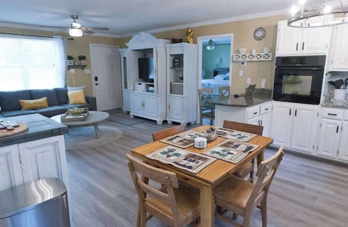 Idlewild House | Sleeps 4-Paradise Retreat with Pool!
