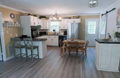 Idlewild House | Sleeps 4-Paradise Retreat with Pool!