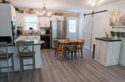Idlewild House | Sleeps 4-Paradise Retreat with Pool!
