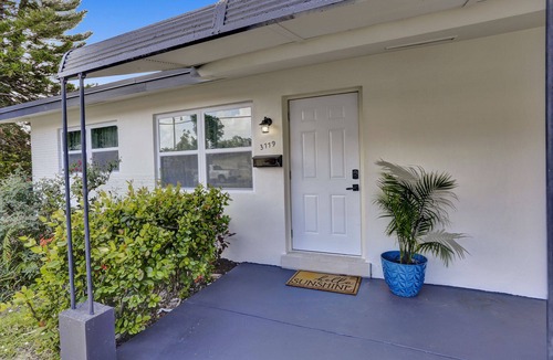 Central Oakland Park Villa | Sleeps 4! Renovated, fenced private yard/patio. Pet Friendly.