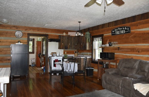 Lexington House | Sleeps 4, Rustic, Secluded