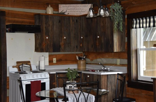 Lexington House | Sleeps 4, Rustic, Secluded