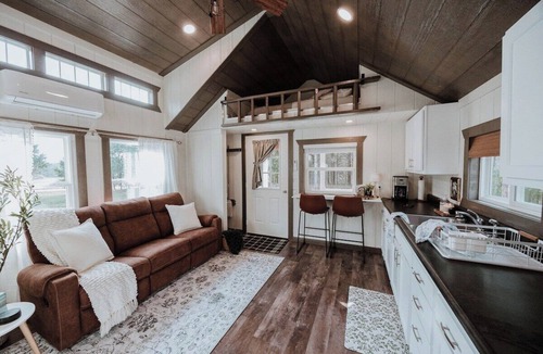 Bradford House | Sleeps 4, secluded, tiny home