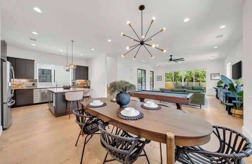 Riverside House | Sleeps 42, 2 Pools & Game Room 11BR near Downtown