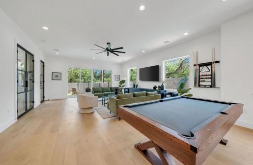 Riverside House | Sleeps 42 2 Pools & Game Room 11BR near Downtown