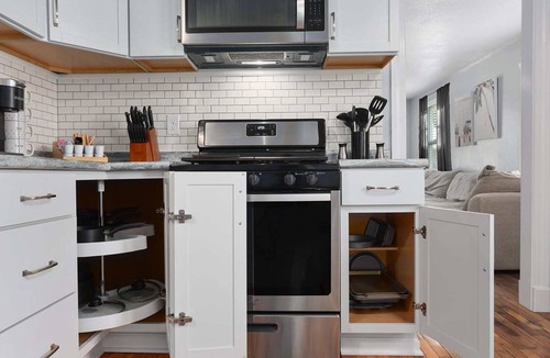 Warrensburg House | Sleeps 5|King Beds|Comfortable Stay|Warrensburg