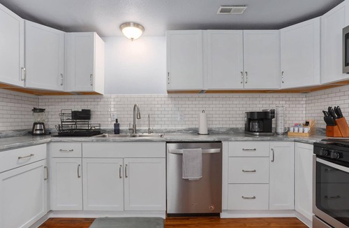 Warrensburg House | Sleeps 5|King Beds|Comfortable Stay|Warrensburg
