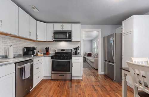 Warrensburg House | Sleeps 5|King Beds|Comfortable Stay|Warrensburg