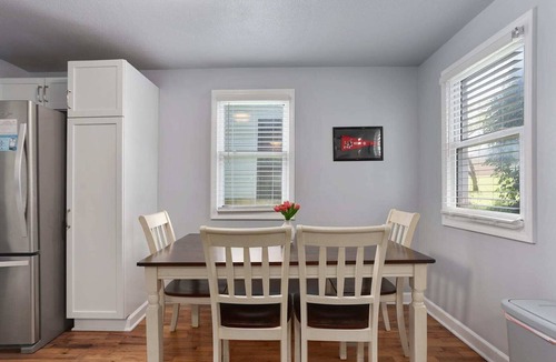 Warrensburg House | Sleeps 5|King Beds|Comfortable Stay|Warrensburg