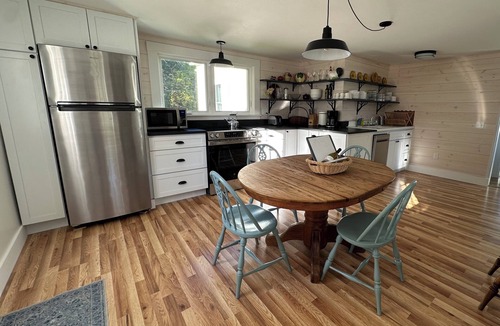 North Waterford House | Sleeps 5/nearby lakes & trails w/beautiful mtn views and sunsets. Great WIFI!