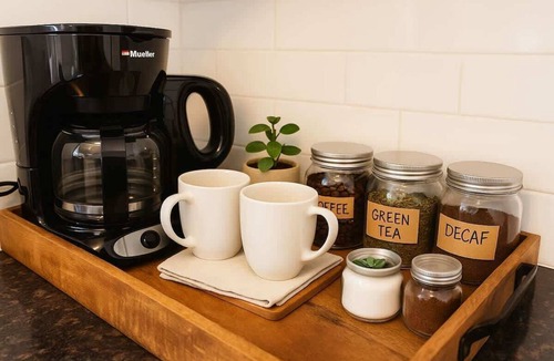Gayborhood Apartment | Sleeps 5 | Peaceful | King Bd | Walk Score 98