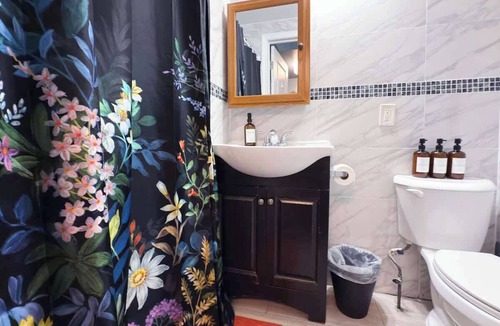 Gayborhood Apartment | Sleeps 5 | Peaceful | King Bd | Walk Score 98