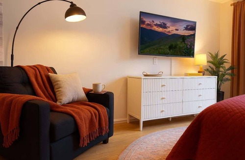 Gayborhood Apartment | Sleeps 5 | Peaceful | King Bd | Walk Score 98