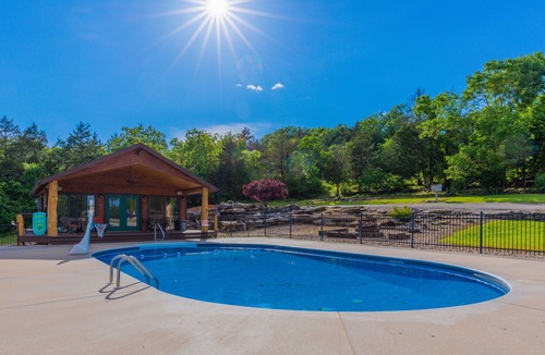 Cassville Condo | Sleeps 5 (unit 4A), pool, next to Big M Marina, 15 min to Roaring River