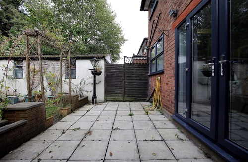 Cheadle House | Sleeps 5 with Free Parking