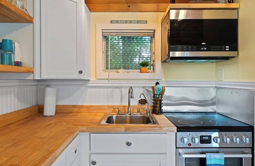 Laconia House | Sleeps 6, 2 Bath, Large Private Deck, Beach & Pool