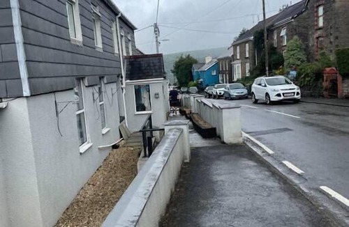 Margam Apartment | Sleeps 6 3 Doubles 2 Baths Free Parking