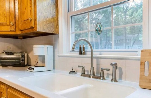 Danville House | Sleeps 6 / Central Location / Quiet / Great for Small Groups