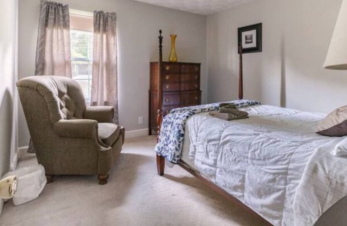 Danville House | Sleeps 6 / Central Location / Quiet / Great for Small Groups