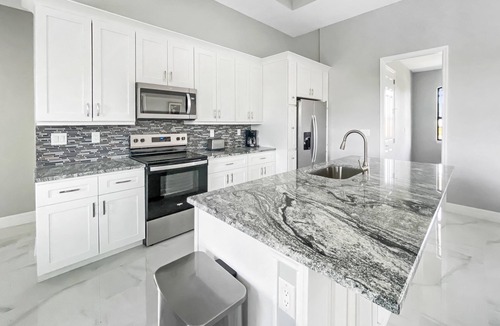 Port Charlotte Villa | Sleeps 6, full refund*, heated salt pool