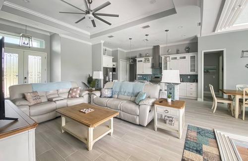 Broadmoor Villa | Sleeps 6, FULL refund*, heated salt pool