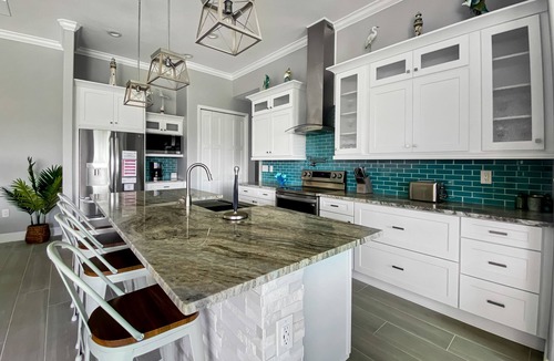 Broadmoor Villa | Sleeps 6, FULL refund*, heated salt pool