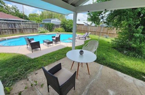 Houston House | Sleeps 6 | Houston's Stylish Poolside Retreat