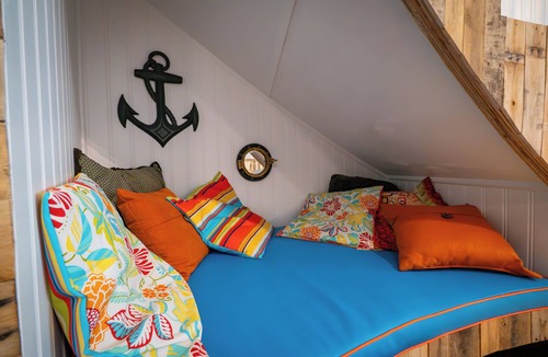 Mount Sterling Bed & Breakfast | Sleeps 6 in a 2-story grain bins 2 queen beds 1 queen bunk & 2 full bathrooms.