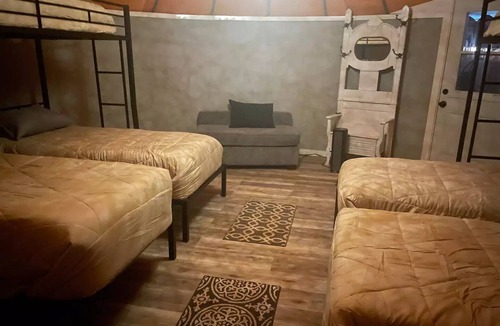 Hollister Resort | sleeps 6 only