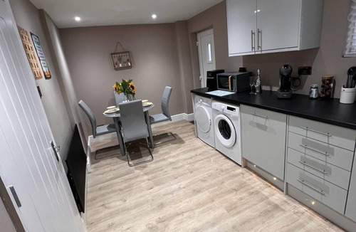 Middleton House | Sleeps 6 - Premier in mattress