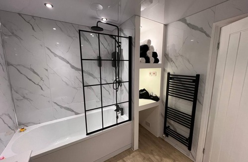 Middleton House | Sleeps 6 - Premier in mattress