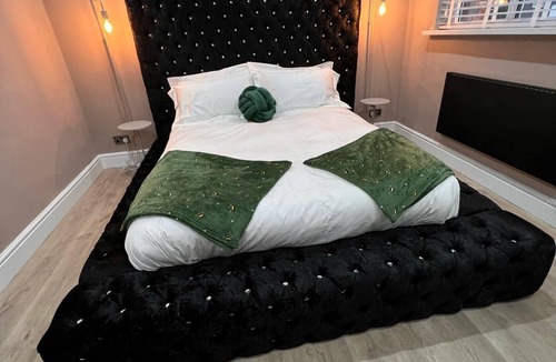 Middleton House | Sleeps 6 - Premier in mattress