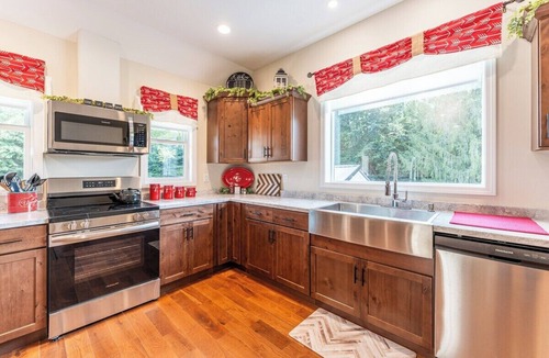 Elkton Cabin | Sleeps 6, Rural, Peaceful, Homey