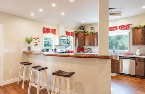 Elkton Cabin | Sleeps 6, Rural, Peaceful, Homey