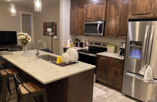 Evanston House | Sleeps 6 | Spotless 2023 Built Serene Home w/AC, Self Check In | 15 mins to YYC