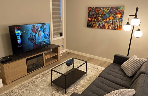 Evanston House | Sleeps 6 | Spotless 2023 Built Serene Home w/AC, Self Check In | 15 mins to YYC