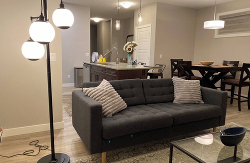 Evanston House | Sleeps 6 | Spotless 2023 Built Serene Home w/AC, Self Check In | 15 mins to YYC