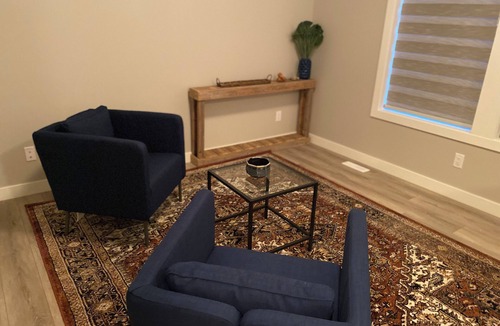 Evanston House | Sleeps 6 | Spotless 2023 Built Serene Home w/AC, Self Check In | 15 mins to YYC