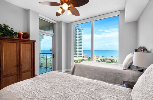 Pensacola Beach Resort | Sleeps 6-Stunning Bay Views-Luxury Resort